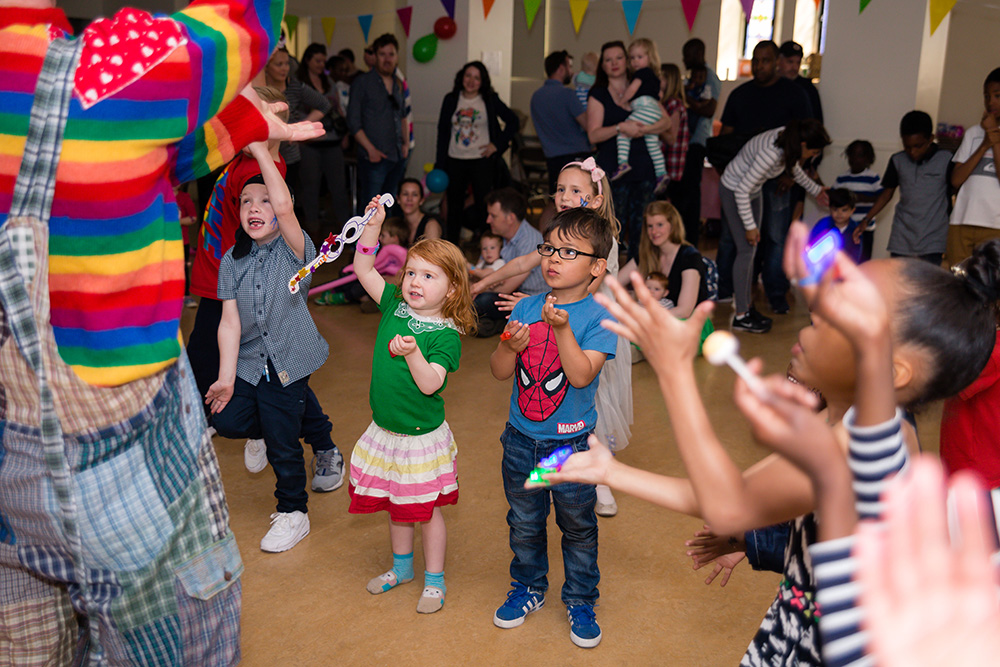 Children's entertainer Silly Billy teachers the kids how to say the magic words at this children's party in London
