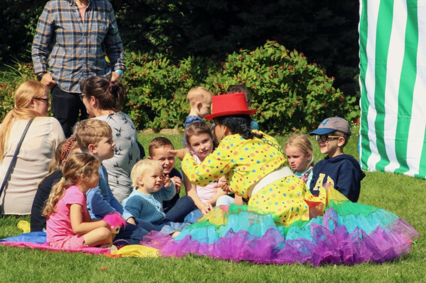 Kids are loving Mrs Midge children's entertainer's games and storytelling at this party in London!